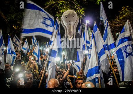 Tel Aviv, Israele. 30th Apr, 2023. I manifestanti hanno fatto sventolare bandiere israeliane e un segno come hanno dimostrato a sostegno dell'ex capo della giustizia Aharon Barak a Tel Aviv. Centinaia di manifestanti della riforma pro e anti-giudiziaria si sono riuniti domenica fuori dalla casa dell’ex presidente della Corte di giustizia Aharon Barak, dopo che i gruppi anti-riforma hanno espresso preoccupazione per la sua sicurezza all’inizio della giornata. (Foto di Eyal Warshavsky/ SOPA Images/Sipa USA) Credit: Sipa USA/Alamy Live News Foto Stock