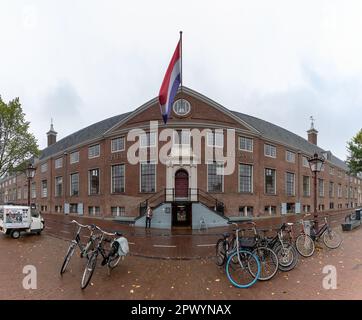 Un'immagine del museo Hermitage Amsterdam e delle biciclette multiple davanti ad esso. Foto Stock