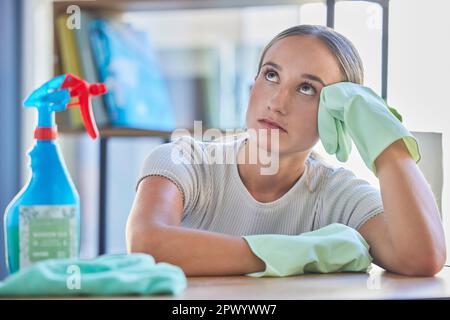 Donna, stress o pensiero con flacone spray in primavera pulizia di pulizia del servizio di pulizia, manutenzione igiene domestica o assistenza sanitaria in ufficio. Ansia, annoiato Foto Stock