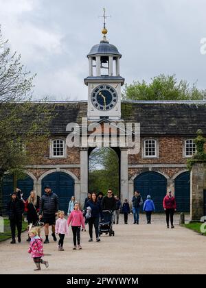 I visitatori del Dunham Massey Hall and Gardens, Altrincham, trovano cose da fare con la famiglia a Cheshire. Visita Manchester. Foto Stock