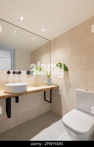 Getto verticale in bagno per i dettagli del lavandino e un rubinetto  d'acqua, asciugamani, portasapone Foto stock - Alamy