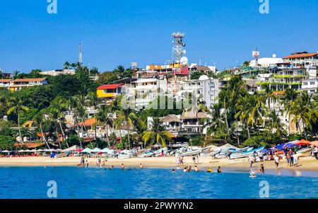 Puerto Escondido Oaxaca Messico 16. Dicembre 2022 pescherecci al porto e spiaggia di Zicatela a Puerto Escondido Oaxaca Messico. Foto Stock