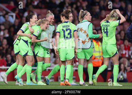 Londra, Regno Unito. 1st maggio, 2023. Pauline Bremer (2nd L) di VfL Wolfsburg festeggia dopo aver segnato per renderlo 3-2 durante la partita UEFA Womens Champions League presso l'Emirates Stadium, Londra. Il credito dell'immagine dovrebbe essere: Paul Terry/Sportimage Credit: Sportimage Ltd/Alamy Live News Foto Stock