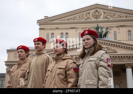 Mosca, Russia. 1st maggio 2023. I giovani in un'uniforme del movimento patriottico militare nazionale di tutta la Russia 'Yunarmia' (giovane esercito) sono visti in piazza Teatralnaya nel centro di Mosca, Russia Foto Stock