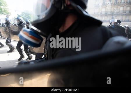 Manifestanti e polizia francese si scontrano durante le rivolte di Mayday il 1 maggio 2023 nel centro di Parigi. Molte persone si presentarono per esprimere la loro antipatia verso il presidente Macron e le sue attuali politiche. Foto della polizia francese che indossa maschere antigas. Foto Stock