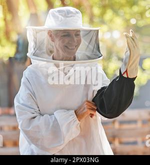Donna apicoltore, sorriso e sicurezza in fattoria con tuta da apicoltura,  visione o felice in estate tempo di raccolta. Ape esperto, dpi vestiti o  felicità in eco Foto stock - Alamy