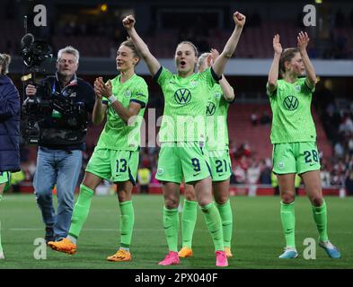 Londra, Regno Unito. 1st maggio, 2023. Ewa Pajor (C) di VfL Wolfsburg festeggia con i compagni di squadra dopo la partita della UEFA Womens Champions League presso l'Emirates Stadium, Londra. Il credito dell'immagine dovrebbe essere: Paul Terry/Sportimage Credit: Sportimage Ltd/Alamy Live News Foto Stock