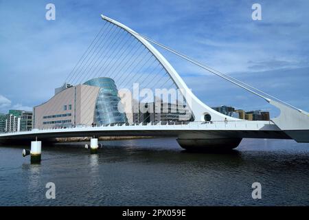 Samuel Beckett Bridge attraverso il fiume Liffery, a forma di arpa, simbolo nazionale dell'Irlanda Foto Stock