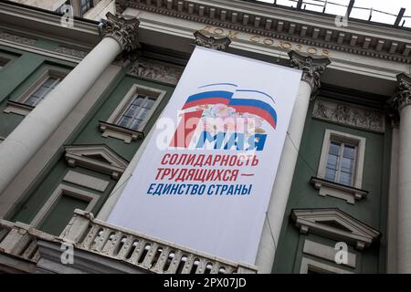 Mosca, Russia. 1st maggio 2023. Grande bandiera posta sulla facciata della Casa dei sindacati per celebrare la Giornata del lavoro, anche conosciuta come il giorno di maggio, nel centro di Mosca, in Russia. Il banner recita 'Maggio 1st. La solidarietà dei lavoratori è l'unità del paese' Foto Stock