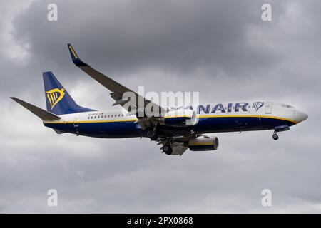 Bournemouth, Regno Unito - Maggio 1st 2023: Ryanair Boeing 737-8 registrazione EI-EFG Landing Bournemouth International Airport BOH Foto Stock