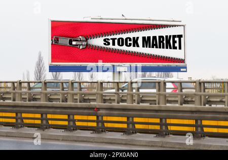 Concetto aziendale. Sulla strada c'è un cartellone pubblicitario con l'immagine e l'iscrizione - mercato azionario Foto Stock