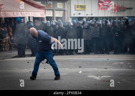 Parigi, Francia. 01st maggio, 2023. Parigi, FR 01 maggio 2023. Un protester lune la linea anteriore della polizia durante il raduno. Migliaia di persone si sono svolte per i raduni del giorno di maggio. Da quando Emmanuel Macron ha introdotto la riforma delle pensioni, che aumenta l’età pensionabile da 62 a 64 anni, si sono manifestate proteste. Storicamente il 1st maggio segna la Giornata Internazionale del lavoro, che commemora i lavoratori e la classe operaia. Credit: Andy Barton/Alamy Live News Foto Stock