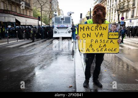 Parigi, Francia. 01st maggio, 2023. Parigi, FR 01 maggio 2023. Un uomo con un cartello si trova davanti al cannone ad acqua. Migliaia di persone si sono svolte per i raduni del giorno di maggio. Da quando Emmanuel Macron ha introdotto la riforma delle pensioni, che aumenta l’età pensionabile da 62 a 64 anni, si sono manifestate proteste. Storicamente il 1st maggio segna la Giornata Internazionale del lavoro, che commemora i lavoratori e la classe operaia. Credit: Andy Barton/Alamy Live News Foto Stock