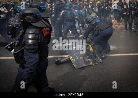 Parigi, Francia. 01st maggio, 2023. Parigi, FR 01 maggio 2023. Un poliziotto viene colpito da un oggetto volante durante il rally. Migliaia di persone si sono svolte per i raduni del giorno di maggio. Da quando Emmanuel Macron ha introdotto la riforma delle pensioni, che aumenta l’età pensionabile da 62 a 64 anni, si sono manifestate proteste. Storicamente il 1st maggio segna la Giornata Internazionale del lavoro, che commemora i lavoratori e la classe operaia. Credit: Andy Barton/Alamy Live News Foto Stock