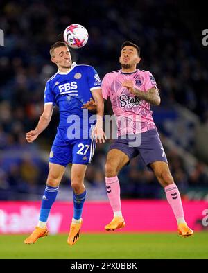 Timothy Castagne (a sinistra) di Leicester City e Dwight McNeil di Everton combattono per la palla durante la partita della Premier League al King Power Stadium di Leicester. Data immagine: Lunedì 1 maggio 2023. Foto Stock