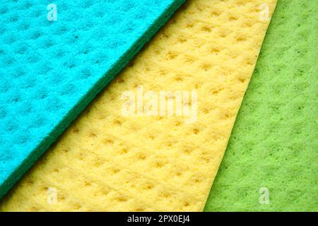 Un set di salviette per la pulizia, panni in microfibra o spugne per la cucina, tre panni multicolore. Spugne fibre spugnose motivo superficie chiudi- Foto Stock