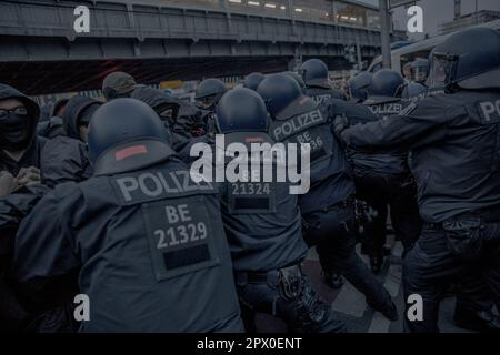 Il 1st maggio 2023, migliaia di persone hanno partecipato alla manifestazione del giorno di maggio a Berlino. La manifestazione "rivoluzionaria del maggio 1st" a Kreuzberg si è conclusa prematuramente, con la polizia che ha negato le accuse di kettling manifestanti. Invece, la polizia ha insistito che le barricate mobili a Kottbusser Tor sono state implementate per proteggere la loro stazione. Il collo di bottiglia al Centro nuovo Kreuzberg era dovuto alla sua architettura piuttosto che ad un trasferimento intenzionale ai manifestanti del bollitore. Tuttavia, a causa della folla affollata a Kottbusser Tor, molti manifestanti hanno avuto claustrofobia, e ci sono stati rapporti di rumorosi fuochi d'artificio cau Foto Stock