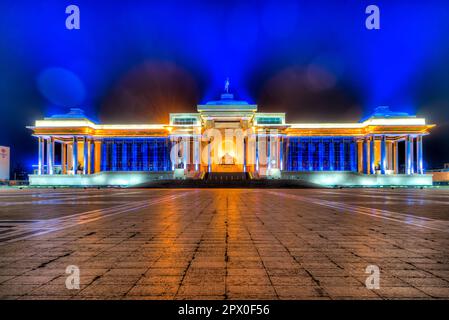 L'edificio governativo della Mongolia nella capitale Ulan Baatar durante l'illuminazione notturna Foto Stock