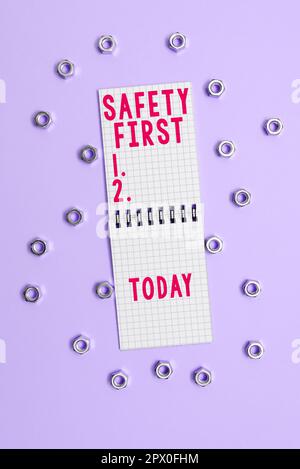 Segnaletica che mostra la sicurezza prima di tutto, concetto che significa evitare qualsiasi rischio non necessario vivere in sicurezza prestare attenzione Foto Stock