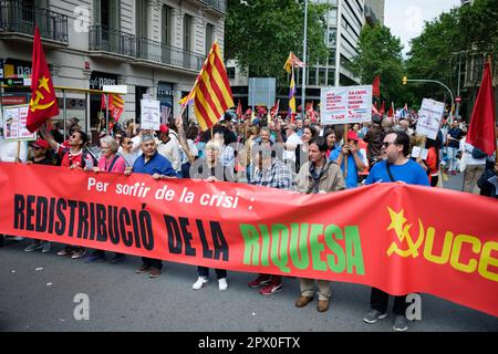 Barcellona, Spagna. 01st maggio, 2023. Si vede una folla di persone che tiene uno striscione, bandiere e cartelli durante il rally del giorno di maggio in occasione della Giornata internazionale dei lavoratori di Madrid. Circa 5000 persone provenienti da sindacati e associazioni operaie si sono levate il prossimo maggio (Giornata internazionale del lavoro) per celebrare i lavoratori e la classe operaia e protestare contro la disuguaglianza e il costo della crisi. (Foto di Davide Bonaldo/SOPA Images/Sipa USA) Credit: Sipa USA/Alamy Live News Foto Stock