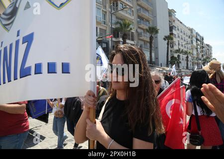 Konak, Smirne - Turchia - 05,01,2023: Sindacati e partiti politici celebrano il 1 maggio, Giornata internazionale dei lavoratori a Smirne, Turchia. Foto Stock