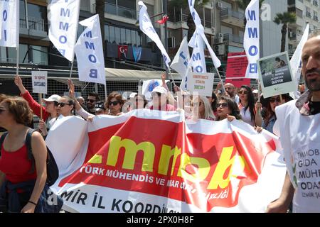 Konak, Smirne - Turchia - 05,01,2023: Sindacati e partiti politici celebrano il 1 maggio, Giornata internazionale dei lavoratori a Smirne, Turchia. Foto Stock