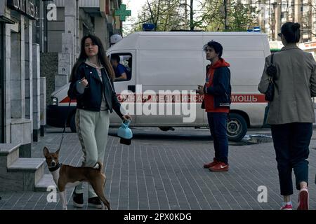 Voronezh, Russia. 27th Apr, 2023. Un'ambulanza su Kirov Street alla fine di aprile a Voronezh. Alla fine di aprile, le città russe si stanno preparando per le vacanze di maggio. Il principale di queste vacanze è la Giornata della Vittoria dell'URSS sulla Germania nazista. Le strade di Voronezh alla fine di aprile sono state decorate con bandiere rosse e cartelloni a sostegno della guerra in Ucraina. La gente ha continuato la loro vita apolitica quotidiana. (Foto di Mihail Siergiejevicz/SOPA Images/Sipa USA) Credit: Sipa USA/Alamy Live News Foto Stock