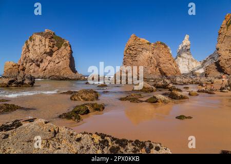 Sintra, Portogallo: 22 ottobre 2022 - Praia da Ursa (Spiaggia di Ursa) con gente, a Sintra, vicino a Lisbona, in Portogallo. Foto Stock