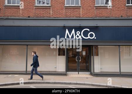 Henley-on-Thames. 1st maggio, 2023. Il negozio di abbigliamento M&Co di Henley-on-Thames è stato chiuso definitivamente. M&Co chiuderà tutti gli altri negozi dopo che AK Retail Holdings, proprietaria di Yours Clothing, ha acquistato il marchio e la proprietà intellettuale del rivenditore collassato nel febbraio 2023. Tuttavia, non ha acquistato le proprietà del negozio. Si prevede che il rivenditore di High Street, Peacocks, stia cercando di aprirsi in 20 degli ex negozi M&Co. Credito: Maureen McLean/Alamy Foto Stock