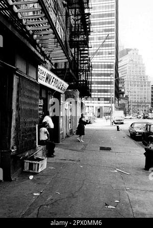 AJAXNETPHOTO. LUGLIO, 1975. NEW YORK, STATI UNITI. LOWER MANHATTAN - GUARDANDO VERSO NORD-OVEST SU FULTON STREET. L'INGRESSO AL SOUTH STREET SEAPORT MUSEUM È VISIBILE A METÀ STRADA SULLA SINISTRA. QUEST'AREA DA QUANDO È STATA RISVILUPPATA E RIPULITA. PHOTO:JONATHAN EASTLAND/AJAXREF:232404 104 Foto Stock