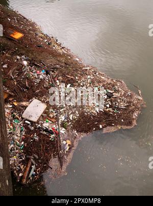 AJAXNETPHOTO. GIUGNO, 2012. BOUGIVAL, FRANCIA. RIFIUTI DELLA SENNA - TONNELLATE DI RIFIUTI DI PLASTICA E ALTRI DETRITI INCASTRATI CONTRO UN PONTE PARAPIT DAL FIUME CURRENT.PHOTO:JONATHAN EASTLAND/AJAX RIF:GR3 121506 694 Foto Stock