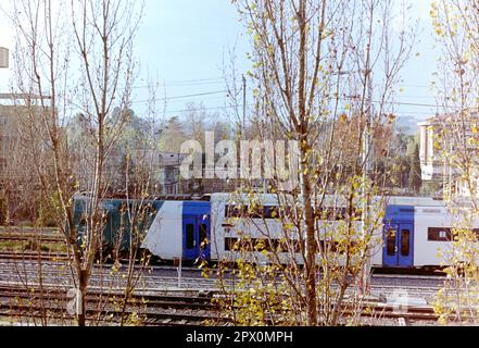 AJAXNETPHOTO. 2015. ROMA, ITALIA. - TRASPORTO FERROVIARIO - UNA SCENA NEI SOBBORGHI CON UN TRENO PASSEGGERI REGIONALE TRENITALIA A DUE PIANI CHE PASSA PER SETTE BAGNI E SI DIRIGE VERSO IL CENTRO DI ROMA. PHOTO:JONATHAN EASTLAND/AJAX REF:RFX170303 33 Foto Stock