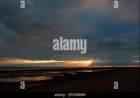 AJAXNETPHOTO. NOV, 2021. WORTHING, INGHILTERRA. - NUBI STRATUS. - NUVOLA DI BASSO LIVELLO SUL CANALE INGLESE DOPO UNA GALE AUTUNNALE SUD-OCCIDENTALE. PHOTO:JONATHAN EASTLAND/AJAX REF:223003 43 Foto Stock