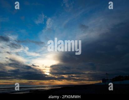 AJAXNETPHOTO. DICEMBRE 2022. WORTHING, INGHILTERRA. - NUBI STRATUS. - NUVOLA DI BASSO LIVELLO SUL CANALE INGLESE. PHOTO:JONATHAN EASTLAND/AJAX REF:223003 89 Foto Stock