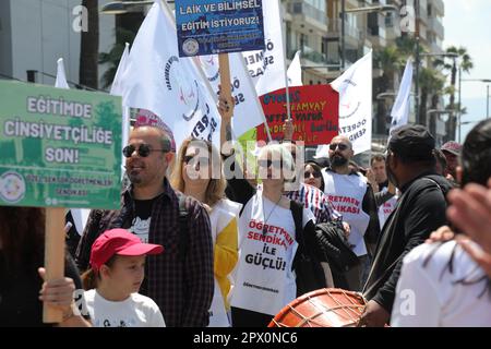 Konak, Smirne - Turchia - 05,01,2023: Sindacati e partiti politici celebrano il 1 maggio, Giornata internazionale dei lavoratori a Smirne, Turchia. Foto Stock