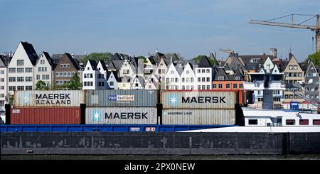 Colonia, germania 30 2023 aprile: Una nave da carico caricata con container naviga sul reno contro il pittoresco skyline della città vecchia di colonia Foto Stock