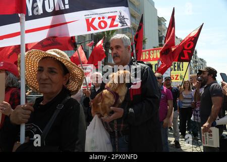Konak, Smirne - Turchia - 05,01,2023: Sindacati e partiti politici celebrano il 1 maggio, Giornata internazionale dei lavoratori a Smirne, Turchia. Foto Stock