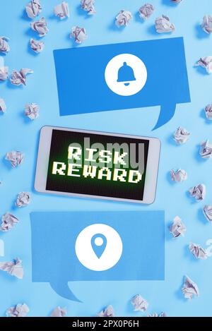 Segno di testo che mostra Risk Reward, Word scritto su valutare il potenziale di profitto di una negoziazione in relazione alla sua perdita Foto Stock
