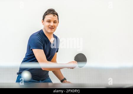 l'uomo gioca a ping pong. spazio di copia. Foto Stock