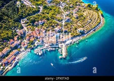 Villaggio di Valun barca a vela sulla vista aerea dell'isola di Cres, regione del Quarnero della Croazia Foto Stock