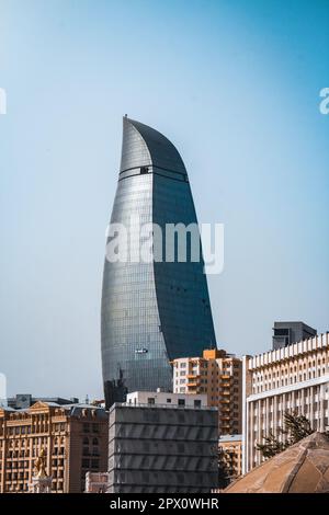 Vista di una torre di fiamma dalla città vecchia di Baku, la capitale dell'Azerbaigian. Foto Stock