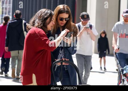 Londra, Regno Unito. 29th Apr, 2023. Le donne guardano un telefono cellulare a Londra. (Foto di Steve Taylor/SOPA Images/Sipa USA) Credit: Sipa USA/Alamy Live News Foto Stock