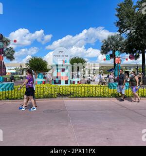 Orlando, FL USA- 9 ottobre 2021: People Walking si svolge il Food and Wine Festival all'EPCOT nel Walt Disney World di Orlando, Florida. Foto Stock