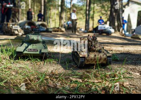 Modelli RC di un serbatoio medio sovietico T-34 e di una pistola d'assalto tedesca StuG III Ausf. G. incontro dei tifosi delle vetture retrò del blocco orientale (Ostfahrzeugtreffen) Foto Stock