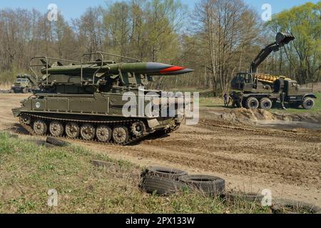 Sistema missilistico mobile superficie-aria sovietico 2K12 KUB. Incontro degli appassionati di auto retrò del blocco orientale (Ostfahrzeugtreffen). Foto Stock