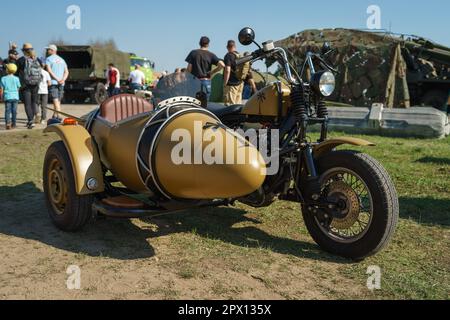 FINOWFURT, GERMANIA - 22 APRILE 2023: Moto BMW con sidecar. Incontro degli appassionati di auto retrò del blocco orientale (Ostfahrzeugtreffen). Foto Stock