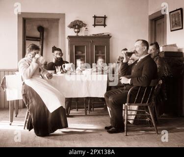 1900S GIRO DELLA FAMIGLIA 20TH ° SECOLO MADRE PADRE FIGLI SEDUTI INTORNO TAVOLO DA PRANZO ADULTI BERE BIRRA DA TAZZE - O3590 LEF001 HARS INSIEME MARITO DAD BIRRA INDOOR NEONATI PRANZO PASTO MOM SECOLO INDOOR NOSTALGICO INTORNO SUBURBAN ALCOL RELAZIONE MADRI VECCHIO TEMPO NOSTALGIA FRATELLO VECCHIO MODO 1 GIOVANI TURN FIGLI FAMIGLIE GIOIA LIFESTYLE SODDISFAZIONE GENITORI FEMMINE VERTICALE SPOSATO FRATELLI RELAZIONE CONIUGE MARITI HOME VITA SEDUTA COPIA SPAZIO AMICIZIA MEZZA LUNGHEZZA SIGNORE PERSONE MASCHI ADOLESCENTI RAGAZZO FRATELLI PADRI DI MEZZA ETÀ B&W PARTNER DI MEZZA ETÀ FELICITÀ DELL'UOMO DONNA DI MEZZA ETÀ Foto Stock