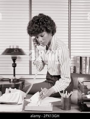 1970S DONNA AFRICAN AMERICAN OFFICE MANAGER PARLARE AL TELEFONO REVISIONE ACCOUNT - O4406 HAR001 HARS JOBS STUDIO SHOT COMUNICAZIONE MANAGER COPY SPACE HALF-LENGTH LADIES PERSONS PROFESSIONE DIRIGENTI B&W BUSINESSWOMAN SKILL OCCUPAZIONE COMPETENZE ACCOUNT AFRICAN-AMERICAN NETWORKING CARRIERE LEADERSHIP ETNICITÀ NERA OPPORTUNITÀ OCCUPAZIONI TELEFONI BOSS CONNESSIONE REVISIONE TELEFONI ELEGANTI DONNE D'AFFARI COOPERAZIONE MANAGER MID-ADULT DONNA MID-ADULT VENEZIANA CIECHI IN BIANCO E NERO HAR001 AFROAMERICANI ANTIQUATI Foto Stock