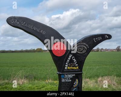 Il National Cycle Network Millennium Milepost marker vicino a Dorney Lake, Windsor, Regno Unito. Foto Stock