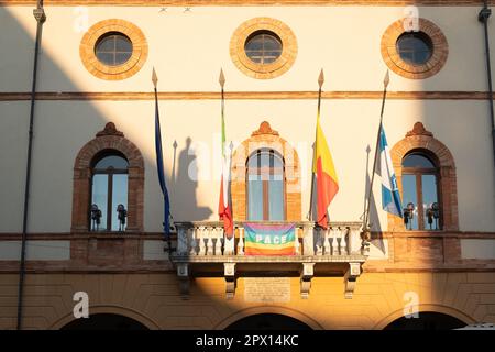 Facciata principale del municipio di Ravenna dal balcone sono esposte 4 bandiere, europee, italiane, simbolo regionale e una bandiera della città. Foto Stock